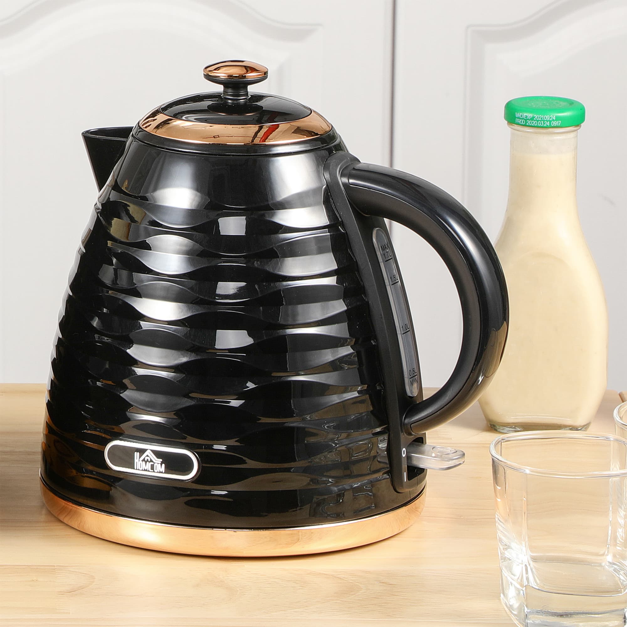 Fast-boiling kettle for quick teas and coffees at home - image 1