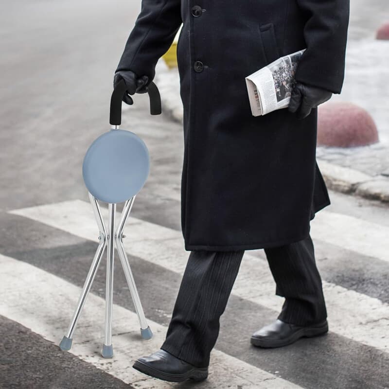 The walking stick that becomes a seat when you need one - image 2