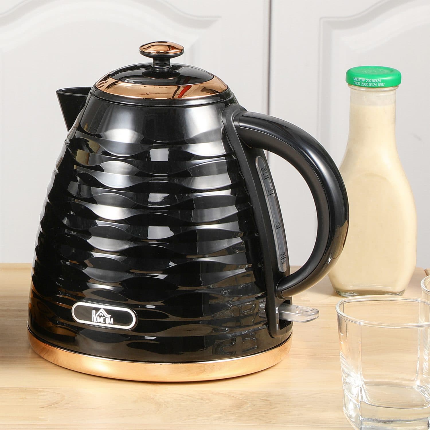 Fast-boiling kettle for quick teas and coffees at home - image 1